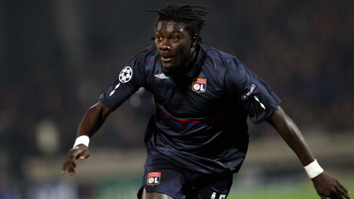 bafetimbi-gomis-olympique-lyon-2009-10-1606975164-52468.jpg